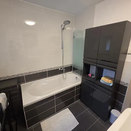 Spacious About 90 Sqm アパート
